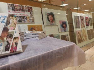 「美人画ボーダレス弐」パネル展開催中