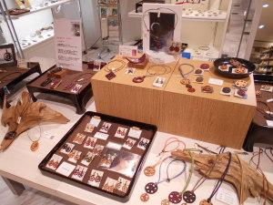 「世界の銘木で創るアクセサリー」実演販売を開催中です！