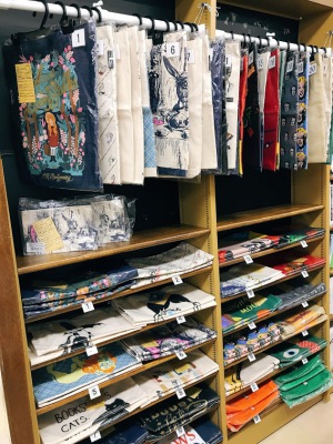 文学を身に着けよう！“out of print”のトートバッグ、入荷しました。