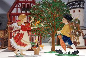 ドイツの鈴飾りと北欧のミニチュアハウスランプ