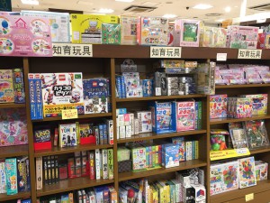 知育玩具コーナー拡大します