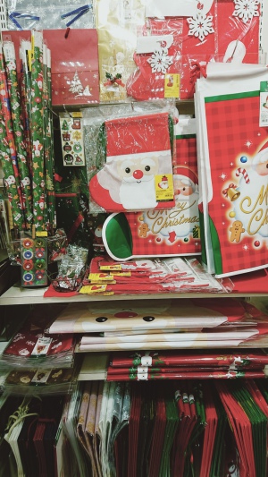 クリスマスラッピングコーナー展開中です