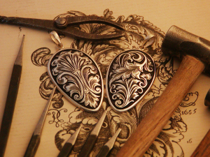 1F　文具イベントスペース　装飾彫刻　富田彫刻所