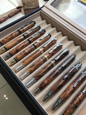 1F文具イベントスペース　ハンドメイドの木のボールペン・REDLINE　