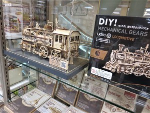 おうち時間をさらに楽しく！ミニチュア＆ウッドパズルキット「つくるんです」コーナー新設！