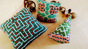 ぬの　と　いし　2人展～民族手刺繍と手織布・服＆自然を感じるコスチュー ムジュエリー～