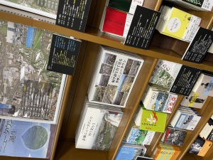 パルテノン多摩連携展示フェア『多摩市が歩んだ50年』を開催中です