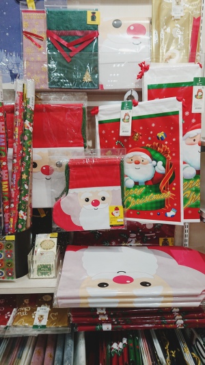 クリスマスラッピングコーナーできました