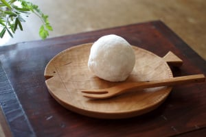 手彫りの天然木をかこむ食卓・アトリエつみき屋