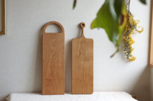 手彫りの天然木をかこむ食卓・アトリエつみき屋