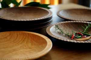 手彫りの天然木をかこむ食卓・アトリエつみき屋