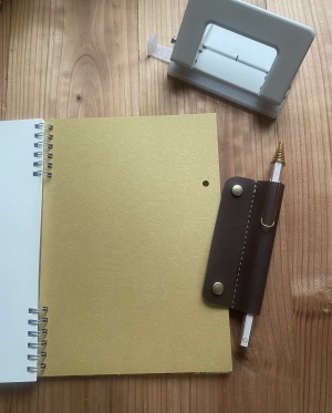 第13回丸善世界の万年筆展特別イベント【＆Bワークショップ❶】２穴パンチで取付自在！「革のスナップペンホルダー　‘EXTRA’ ver.2」