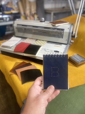 第13回丸善世界の万年筆展特別イベント【＆Bワークショップ❷】2冊組！ツイストリングも使える「革のリングメモ」をつくろう