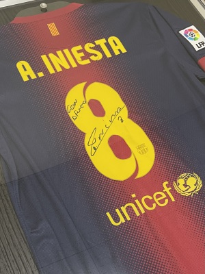 イニエスタ選手のサイン入りユニフォーム展示