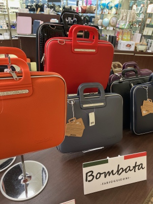 カラフルなPCバッグが販売中です！