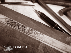 金属への手彫り彫刻・富田彫刻所