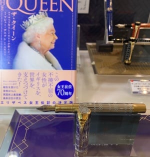 【文具】限定「デュオフォールド クイーンズ プラチナジュビリー シルバーGT SE」万年筆1本のみ特別入荷しました！