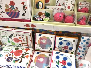 絵本グッズに新しいキャラクターが仲間入り！ふわふわまっしろ「ノンタン」、赤くてまんまる「きんぎょがにげた」