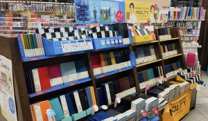 4月始まり手帳、話題書フェア台にて展開中