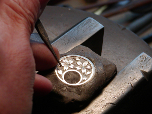 金属への手彫り彫刻　～富田彫刻所~						