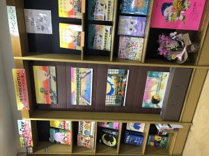 ザ・キャビンカンパニー『ゆうやけにとけていく』発売記念パネル展開催中