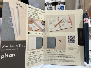 ノートホルダー付きボールペン「pitan」新入荷！