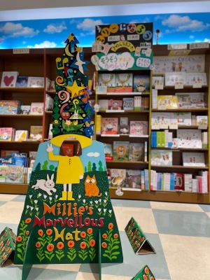 きたむらさとしさん「そうぞうするってたのしい！」児童書フェア＆『ミリーのすてきなぼうし』顔出しパネル展示