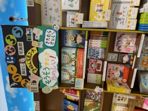 きたむらさとしさん「そうぞうするってたのしい！」児童書フェア＆『ミリーのすてきなぼうし』顔出しパネル展示