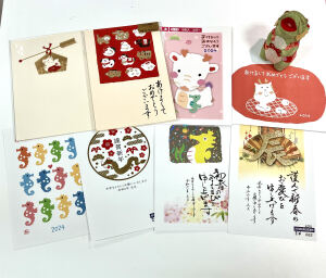 新年のご挨拶に、辰年年賀状、豊富に入荷！