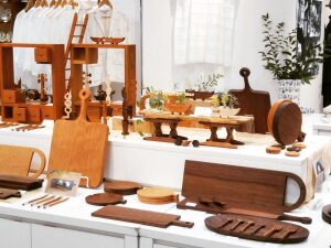 手彫りの天然木をかこむ食卓　アトリエつみき屋