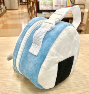 【定番商品のご紹介】大人気！『おにぎりぼうやのたびだち』のおにぎり型ポーチ