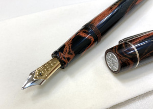 丸善創業155周年記念万年筆「ONOTO　マグナ　ヘリテージ　エボナイト」