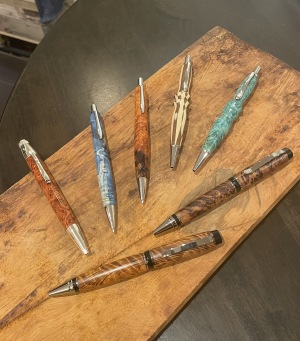 ハンドメイドの木のペン　REDLINE　　Handmade wooden pen REDLINE