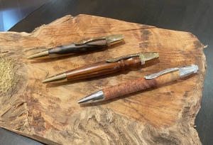 ハンドメイドの木のペン　REDLINE　　Handmade wooden pen REDLINE