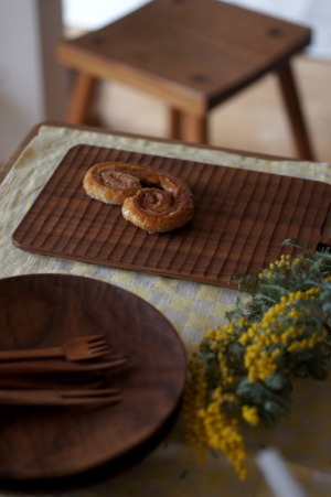 手彫りの天然木をかこむ食卓　アトリエつみき屋