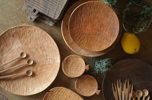 手彫りの天然木をかこむ食卓　アトリエつみき屋