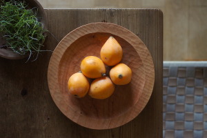 手彫りの天然木をかこむ食卓　アトリエつみき屋