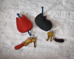 猫のマークの革製品　kotochi-no　　Leather goods with a cat mark kotochi-no