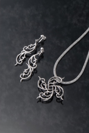 ジュエリーデザイナーユニット ”alluring bijou” 　4 jewelry designers unit 【alluring bijou】