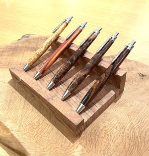 ハンドメイドの木のペン　REDLINE　　Handmade wooden pen REDLINE