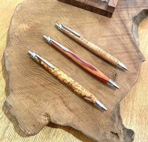 ハンドメイドの木のペン　REDLINE　　Handmade wooden pen REDLINE