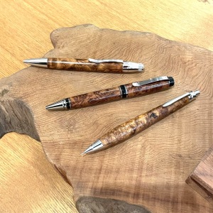 ハンドメイドの木のペン　REDLINE　　Handmade wooden pen REDLINE